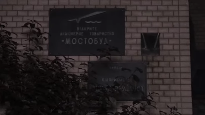 Ночью в центре Киева неизвестный выстрелил из гранатомета в здание «Мостостроя». К счастью, никто не пострадал.