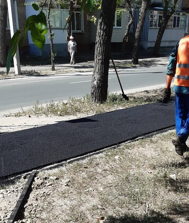 Сегодня, 28 августа, в Северодонецке выполняются работы по ремонту аварийных участков тротуара вокруг квартала 29.