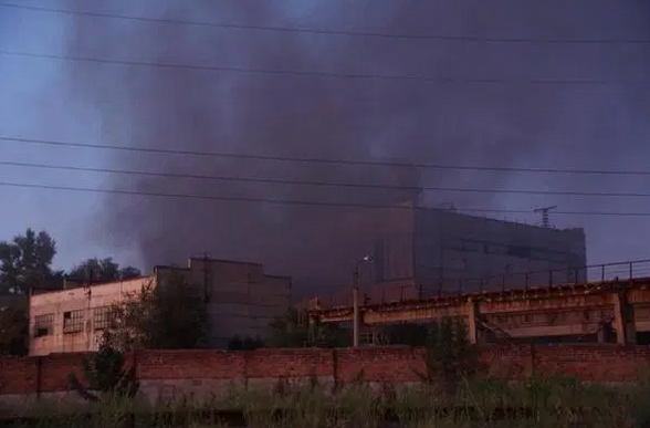 Вчера, 28 августа, в оккупированном Луганске загорелось здание бывшего завода.