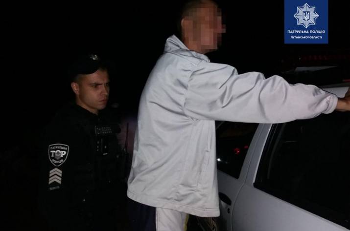 Прошлой ночью рубежанские патрульные получили сообщении о нанесении телесных повреждений. Женщина рассказала полицейским, что двое неизвестных мужчин цеплялись к ней и ее знакомой, а потом – избили.