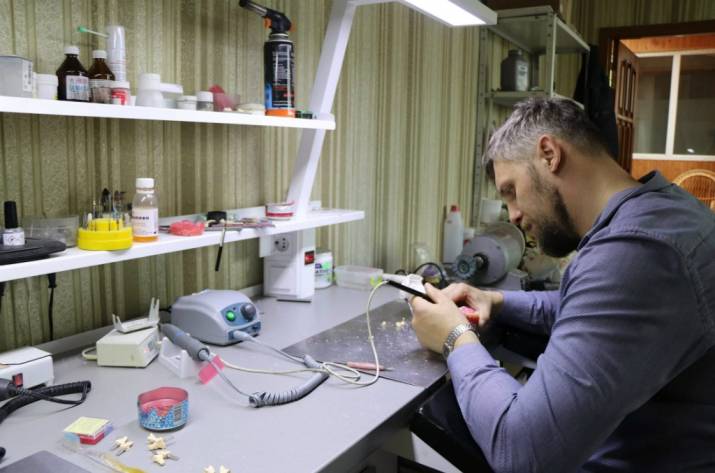 Переселенец из оккупированного Хрустального (быв. Красный Луч, Луганская обл.), зубной техник Константин Кот развивает собственное дело в Коростене, что на Житомирщине.