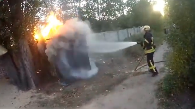 Вчера, 1 сентября, в 18:09 в Службу спасения поступило сообщение о возгорании хозяйственной постройки на проспекте Победителей в Рубежном.