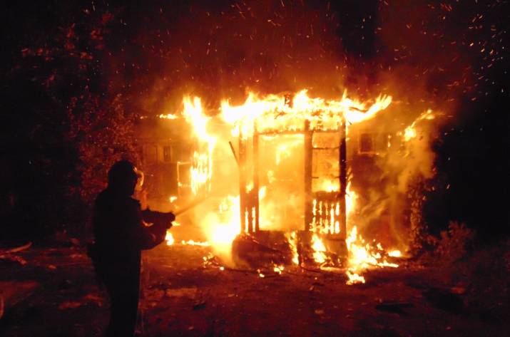 Сегодня, 2 сентября в 1:48 в Службу спасения поступило сообщение о том, что на ул. Фурсова в Лисичанске горит жилой дом.