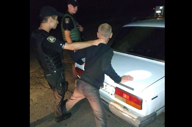 Прошлой ночью в Северодонецке полицейские заметили ВАЗ 2107, который двигался с нарушением правил дорожного движения. У водителя автомобиля выявили наркотики.