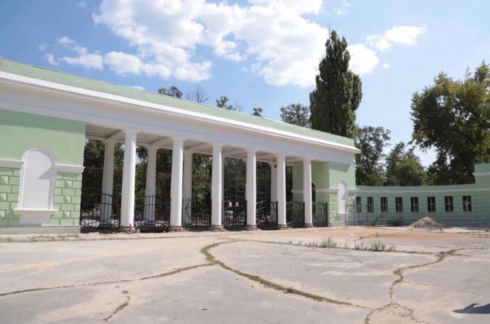 Председатель Луганской областной государственной администрации - руководитель областной военно-гражданской администрации Виталий Комарницкий проверил ход реконструкции городского парка в Рубежном.
