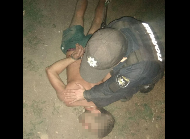 Ночью жители Лисичанска сообщили в полицию о том, что неизвестный мужчина бьет окна. Прибыв на улицу Генерала Потапенко, патрульные обнаружили нетрезвого 29-летнего мужчину, который стучал в окна и ру