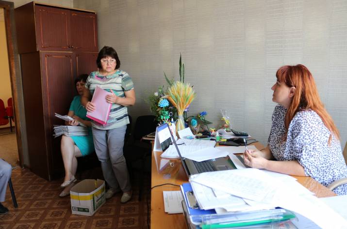 Вчера, 4 сентября, в Сватово состоялось заседание комиссии по рассмотрению вопросов о назначении (восстановлении) социальных выплат внутренне перемещенным лицам.