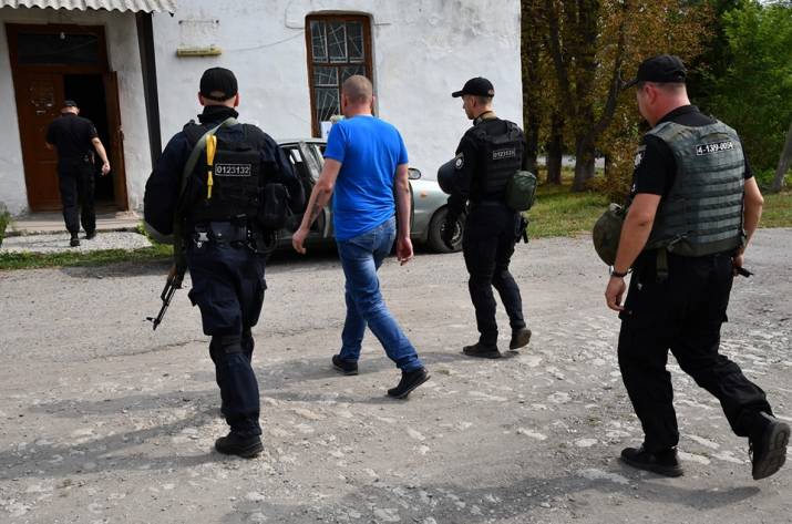 Полицейские провели оперативно-профилактическую отработку четырех населенных пунктов Тошковского и Нижненского поселковых советов Попаснянского района, которые граничат с оккупированной территорией.