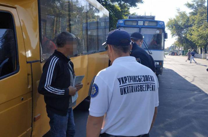 Жители Лисичанска жалуются на систематические нарушения ПДД водителями маршрутных транспортных средств вблизи рынка, на улице Сосюры. Поэтому патрульные совместно с сотрудниками Укртрансбезопасности.