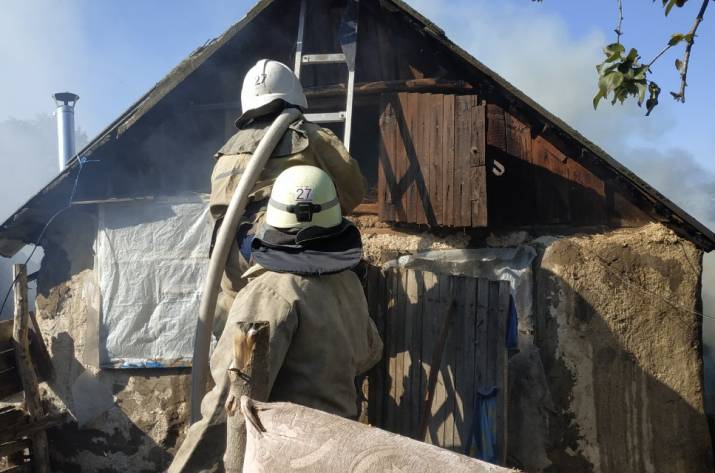 Вчера, 10 сентября, в 14:24 в Службу спасения поступило сообщение о пожаре в частном дворе по ул. Подгорная в пгт Белокуракино.