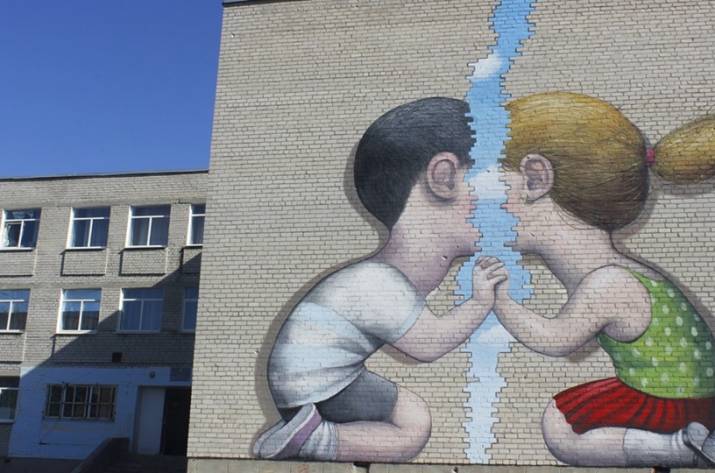 На здании Попаснянской опорной школы № 1 появился мурал, который нарисовал известный художник Жюльен Маллан.
