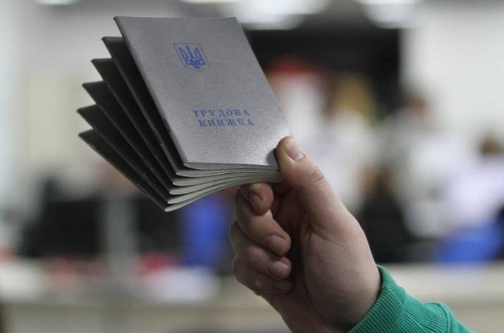 В правительстве анонсировали серьезные изменения в системе кадрового документооборота, в частности, отмену трудовых книжек в привычном виде.