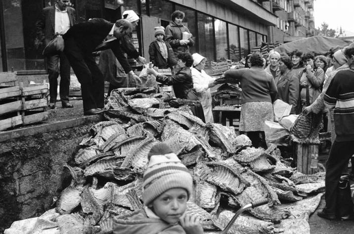 Так, друзья — сегодня будет большой и интересный пост о том, чем на самом деле кормили людей в СССР. Мне честно говоря уже надоели все эти россказни фанатов СССР, которые на форумах, в своих тайных те