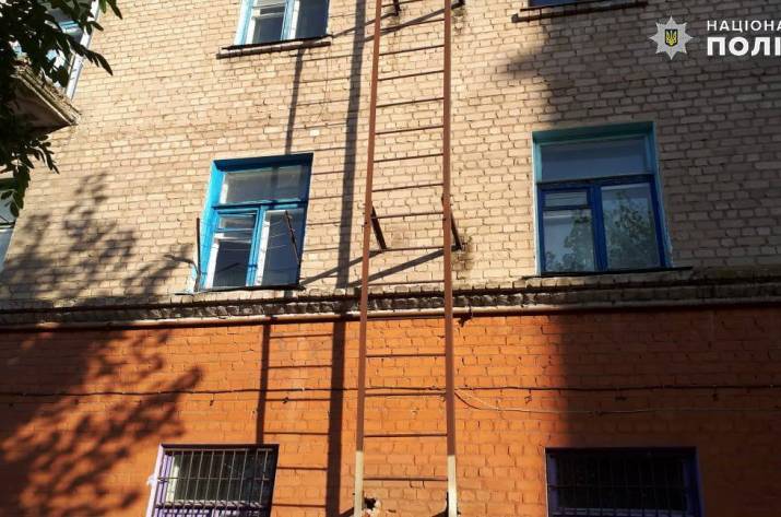 Сегодня, 26 сентября, в полицию позвонила женщина и сообщила о том, что в Рубежном, на карнизе второго этажа многоэтажного дома стоит и плачет мальчик, а женщина уговаривает его не прыгать с балкона.