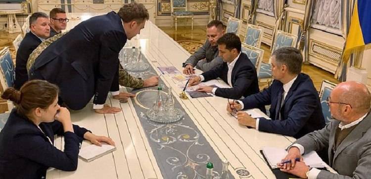 Президент Владимир Зеленский обсудил с представителями силовых структур и военным руководством Украины ситуацию с безопасностью на Донбассе, в частности, в районе населенных пунктов Золотое и Петровск
