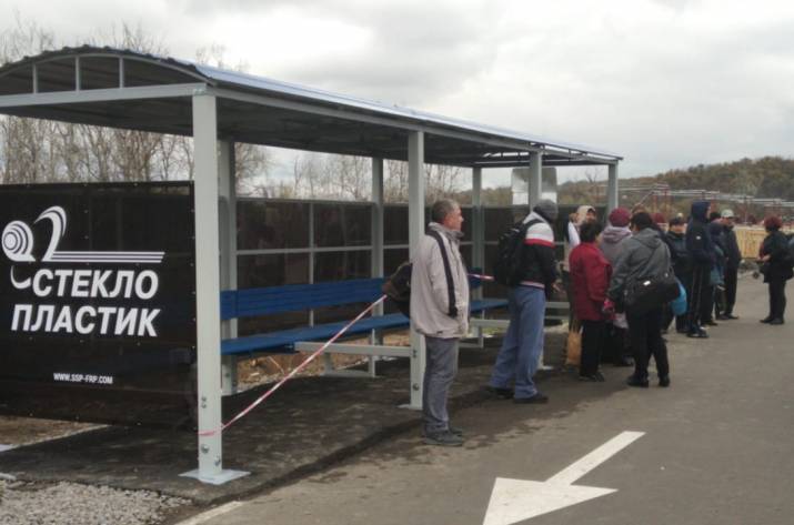 Сегодня, 8 октября, десять работников ООО «Укртрансмост» продолжили демонтаж разрушенной части основного моста. Также была установлена автобусная остановка.