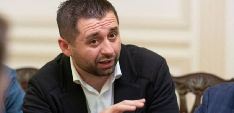В Украины нет денег, чтобы восстанавливать разрушенный боевыми действиями Донбасс. Об этом заявил глава фракции «Слуга народа» Давид Арахамия в интервью LB.ua.