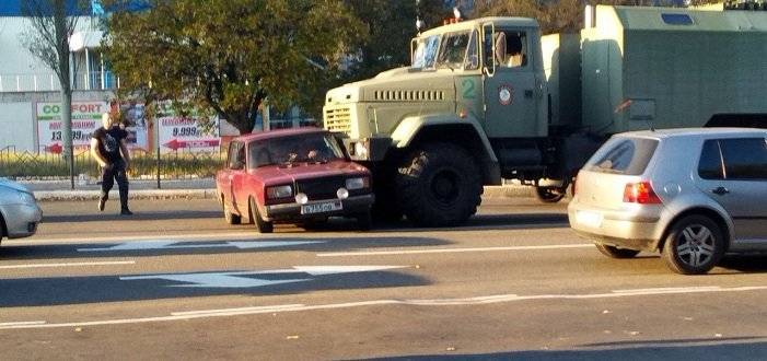 В субботу, 12 октября, в оккупированной Макеевке легковой автомобиль столкнулся с «военным» КрАЗом.