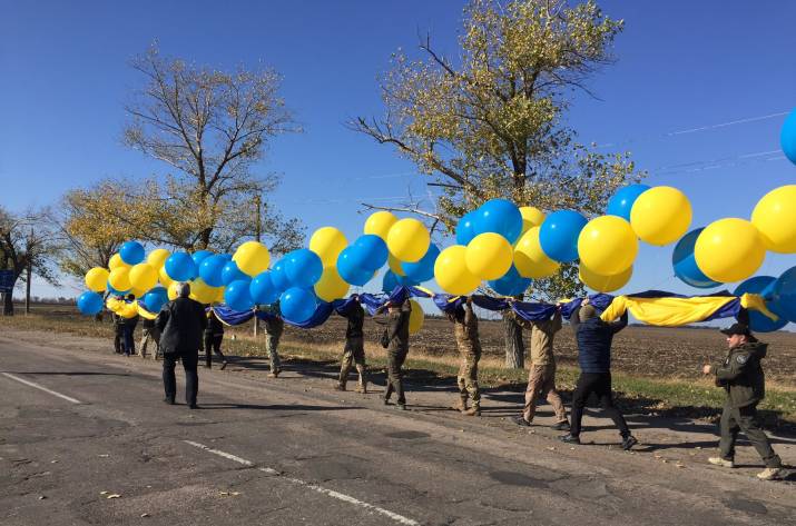 Украинские волонтеры запустили в небо огромный флаг Украины из прифронтовой Марьинки в сторону оккупированного Донецка, чтобы поздравить жителей ОРДО с праздником Покрова Пресвятой Богородицы и Днем з