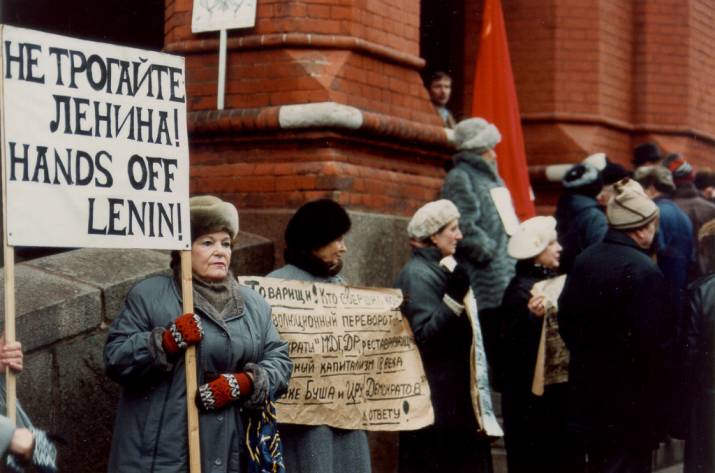 А вот очень интересный вопрос тут есть. Любители СССР утверждают, что народ очень любил советскую власть и партийную номенклатуру — тогда почему никто не защитил СССР? Митинги за сохранение СССР дейст