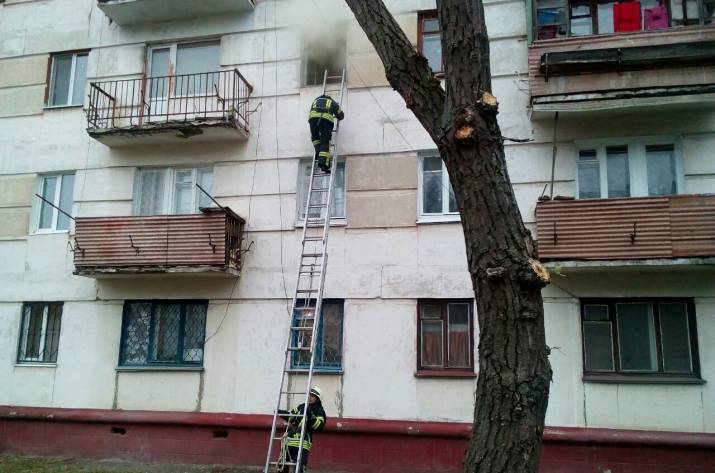 Сегодня, 15 октября, в 6:44 в Службу спасения поступило сообщение о том, что по ул. Партизанская в Северодонецке идет дым из квартиры пятиэтажного жилого дома.