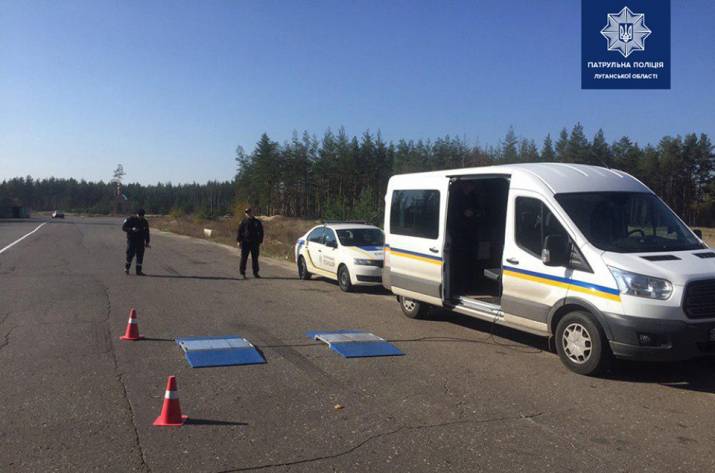 Патрульные и сотрудники Укртрансбезопасности провели отработку на передвижном пункте весового и габаритного контроля в Северодонецке.