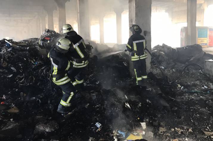 Сегодня, 16 октября, в 11:03 в Службу спасения поступило сообщение о том, что по ул. Новикова в Северодонецке идет дым из заброшенного здания.