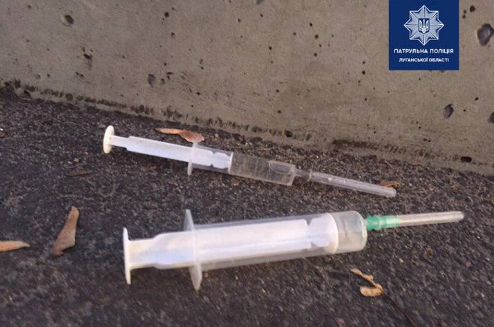 За минувшие сутки патрульные обнаружили на Луганщине трех граждан, которые имели при себе запрещенные вещества.