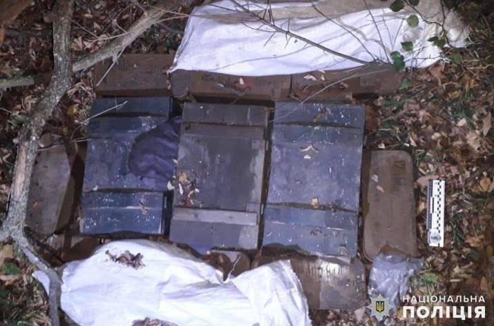 17 октября в лесополосе вблизи с. Титаровка Старобельского района детективы следственного управления вместе  со взрывотехниками и сотрудниками Старобельского отдела полиции обнаружили опасный схрон.