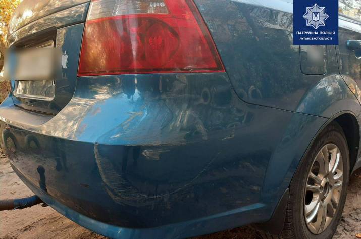 В четверг, 17 октября, около 08:30 во дворе жилых домов по улице Маяковского в Северодонецке случилась авария, виновник которой покинул место происшествия.