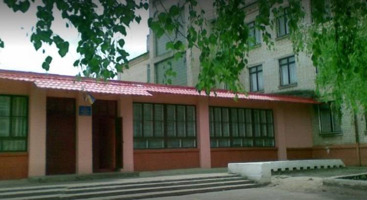 В Рубежном хотят закрыть школу № 7 посреди учебного года. Этого требуют пожарные после проверки учебного заведения, передает ТК «Донбасс».