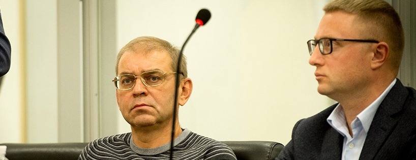 Все было скромно. И не интересно для широкой публики. Банальное продление срока предварительного заключения. Вялые традиционные крики «Ганьба!» из уст таких же друзей, вызывающих отвращения у общества