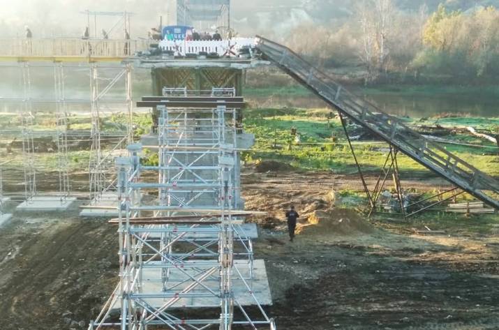 Сегодня, 19 октября, к работам по восстановлению разрушенного моста вблизи КПВВ «Станица Луганская» были привлечены работники ООО «Укртрансмост».