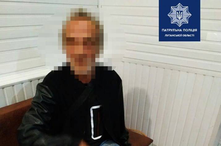 Северодонецкие патрульные обнаружили нетрезвого лисичанина, который сидел на улице с малолетним ребенком ночью.