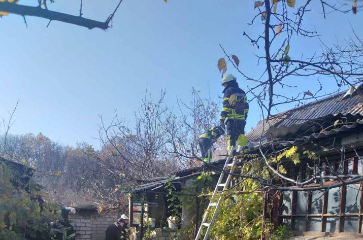 Вчера, 21 октября, в 13:59 в Службу спасения поступило сообщение о возгорании крыши жилого дома по ул. Подлесная в Рубежном.