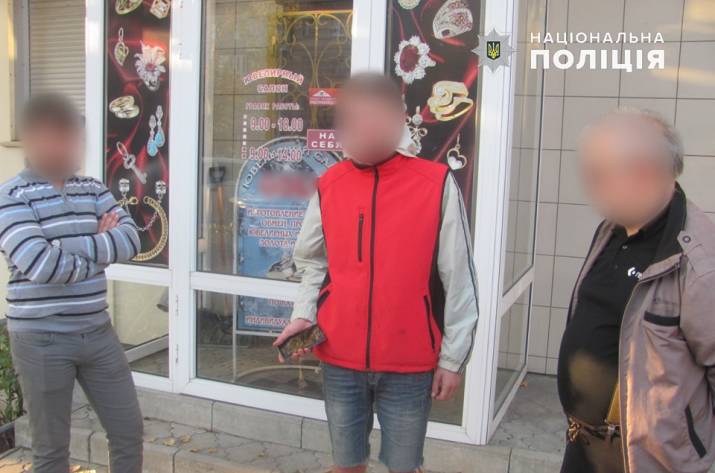 Вчера, 21 октября, около 15:00 северодонецкие полицейские получили сообщение о том, что по ул. Первомайская у 9-летней девочки неизвестный мужчина выхватил мобильный телефон и скрылся.