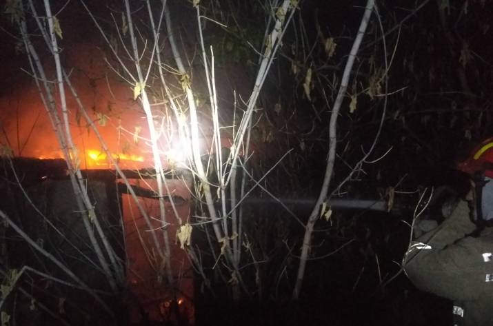 Сегодня, 24 октября, в 2:27 в Службу спасения поступило сообщение о возгорании хозяйственной постройки по ул. Крылова в Лисичанске.