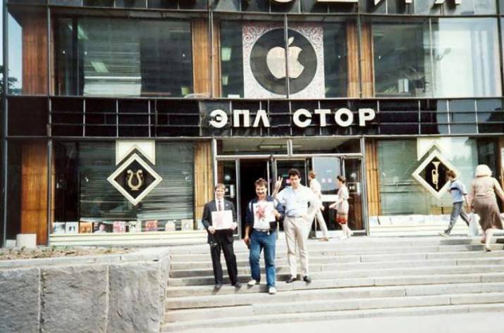 Так, друзья — сегодня будет интересный пост на тему советских очередей, которые массово возникали в последние годы СССР. Эти очереди были уникальны тем, что в них советские граждане становились для то