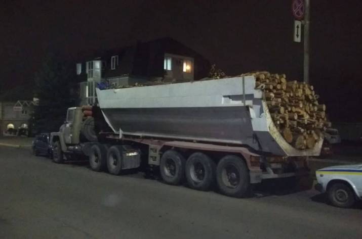 На улице Карла Маркса в Лисичанске полицейские остановили для проверки грузовик 