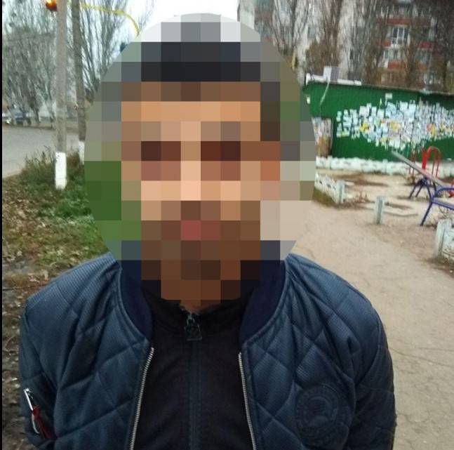 Сегодня, 24 октября, на квартале Восточном в Лисичанске инспекторы заметили гражданина, который шел по пешеходному переходу на красный сигнал светофора. Патрульные остановили мужчину, чтобы пообщаться