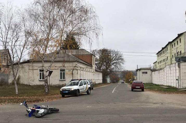 Вчера, 24 октября, на перекрестке улиц Старотаганрогская и Малая Садовая в Старобельске произошло ДТП с участием мотоциклиста.