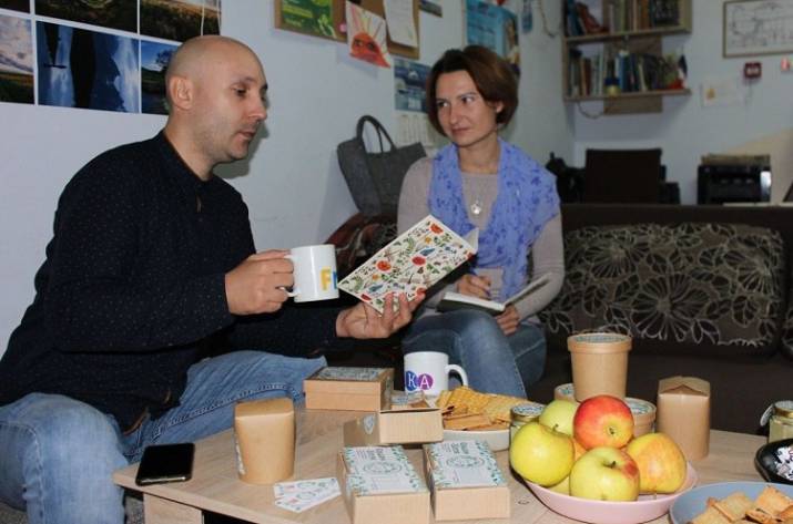 Переселенцы из Донецка открыли собственное производство по выращиванию и продаже чаев по древним карпатским рецептам, передает «Бізнес-Схід».