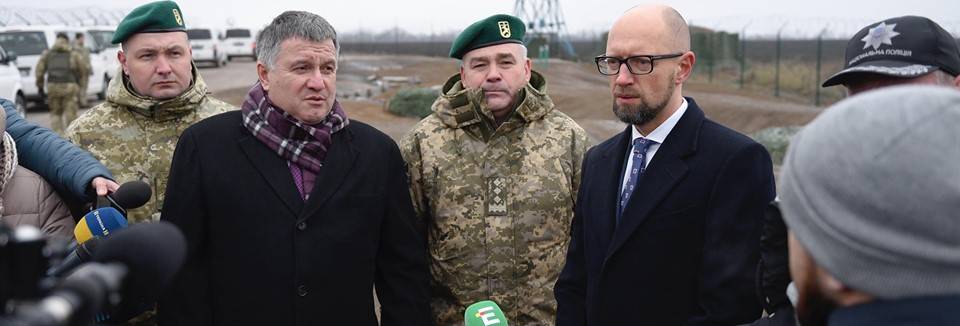 Оживший голливудский сценарий на харьковских улицах. Затяжная стрельба на поражение в прямом эфире. Трое против двух. На открытой общественной стоянке возле ТЦ. Вокруг мирно ходят десятки случайных пр