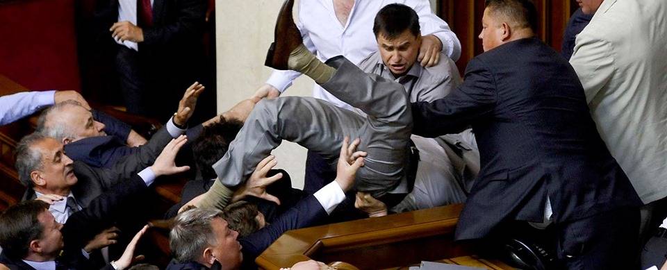 По кирпичику, по камешку, по горсточке предпродажной земли мы самостоятельно и добровольно складываем свою собственную Голгофу. Потому что на хаосе, беспределе и непрекращающихся внутренних конфликтах