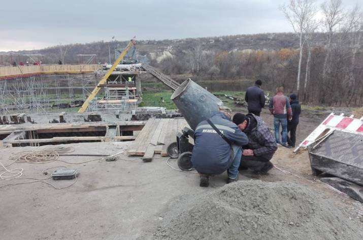 Восстановительные работы моста в Станице Луганской выполняются по графику.