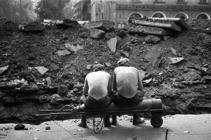 Так, друзья, сегодня будет пост на одну очень интересную тему родом из совка, которая очень важна для понимания нашей с вами современности. Как вы знаете — в СССР периодически любили оставлять всяческ