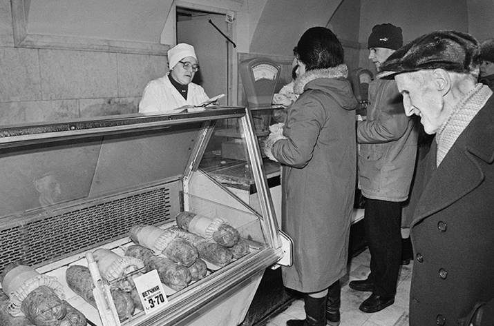 Жуткие фото магазинов в последние годы СССР