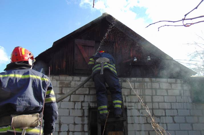 Вчера, 31 октября, в 11:38 в Службу спасения поступило сообщение о возгорании крыши дома по ул. Круглова в Лисичанске.