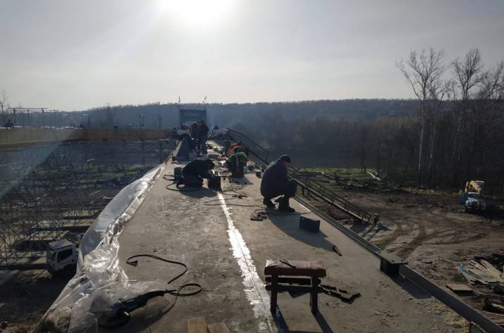 На мосту в Станице Луганской продолжаются ремонтные работы. Вчера строители устанавливали крепления для последующего монтажа перил.