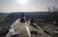 На мосту в Станице Луганской продолжаются ремонтные работы. Вчера строители устанавливали крепления для последующего монтажа перил.